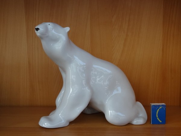 1230 Lomonosov Iso istuva jääkarhu