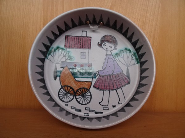 2267 Ceramic wall plate by Laila Zink